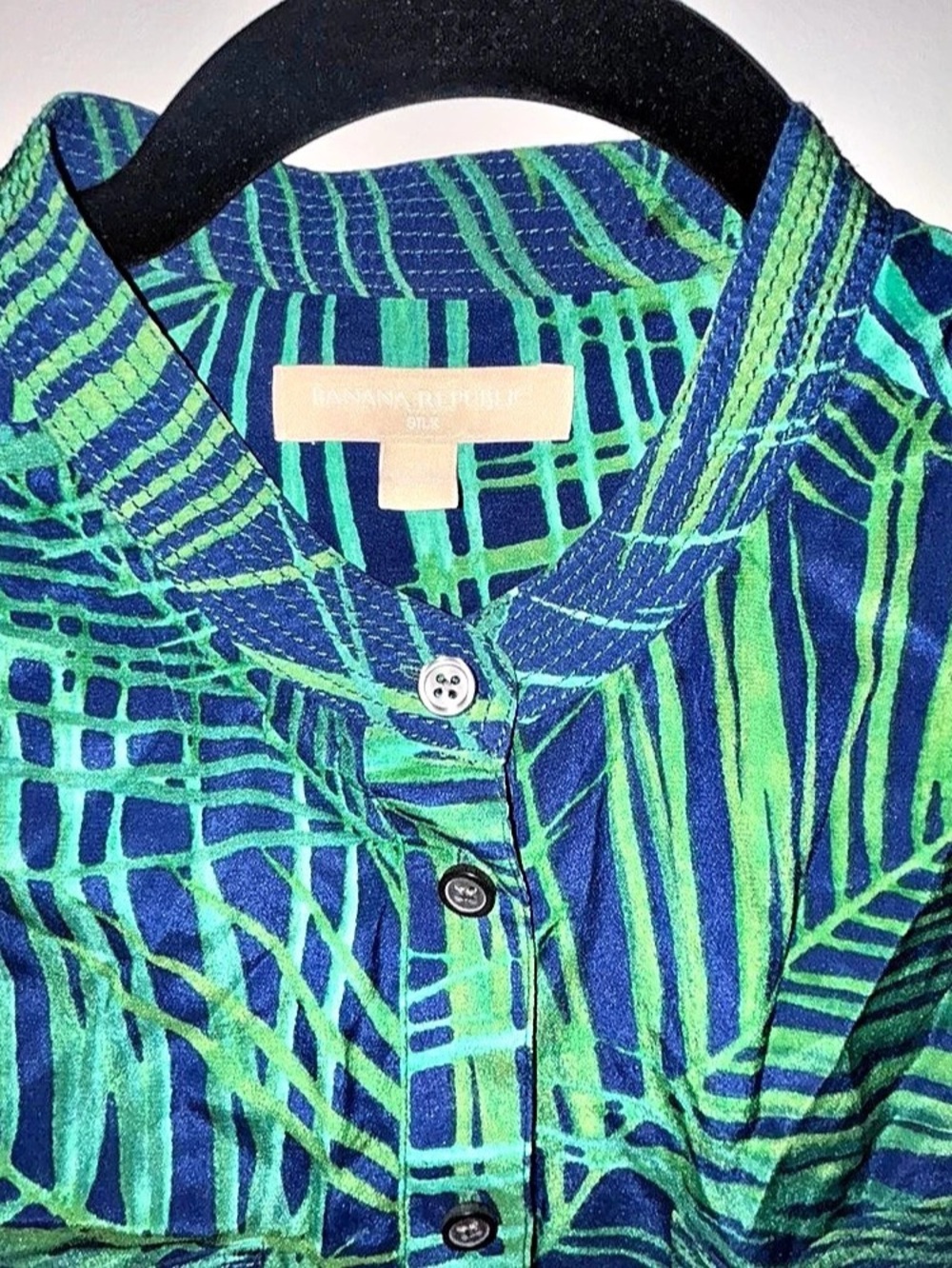 Banana Republic 100% Silk Blouse Size 8 Green Navy Palm Tropical Chic Sleeveless - Picture 6 of 10